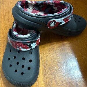 Kids Crocs Black and Red Camo Fur Lined